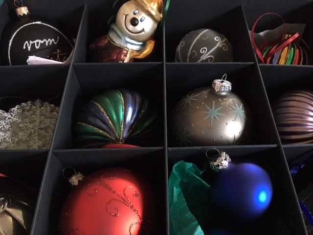 Bunte Christbaumkugeln in einer Schachtel